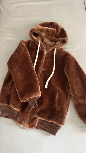 후드 부착 브라운 플리스 코트