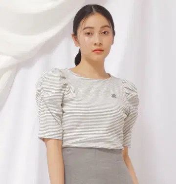 JILLbyJILLSTUART 질바이파워숄더 로고 티셔츠 보더