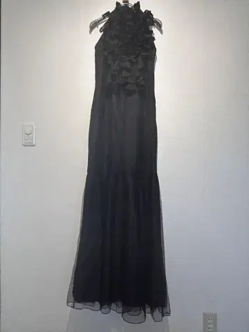 블랙 프릴 하이넥 드레스