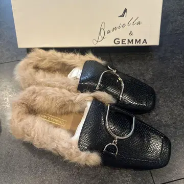 Daniella & Gemma 블랙 퍼 뮬