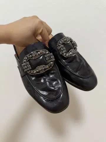 비쥬가 달린 블랙 슬리퍼