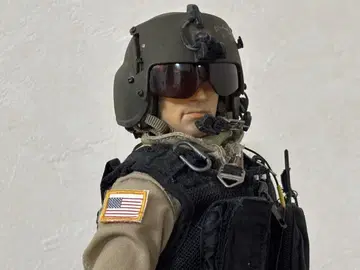 HOT TOYS 미국 나이트 스토커 헬기 파이롯트