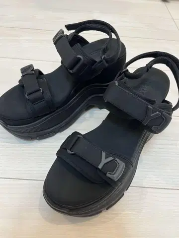 yello 통굽 샌들 블랙 Y 로고