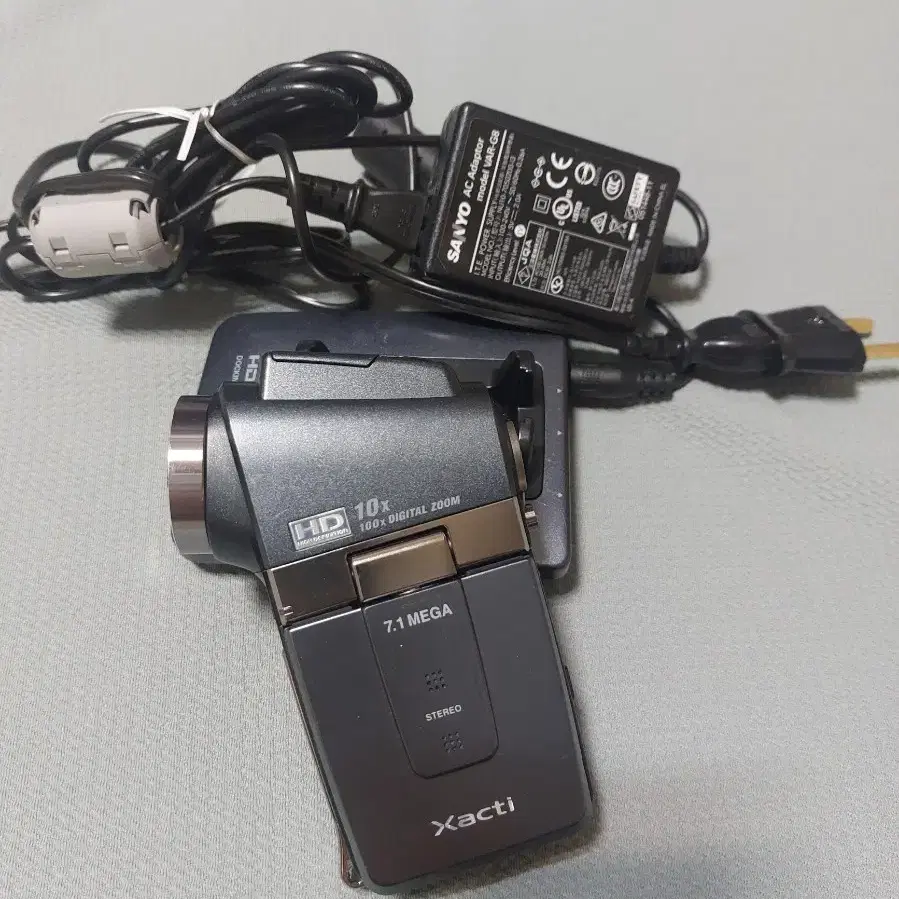 SANYO　Xacti　DMX-GH1 Sanyo Dual Camera Xacti DMX-CG100 and DMX-GH1 • Camera News