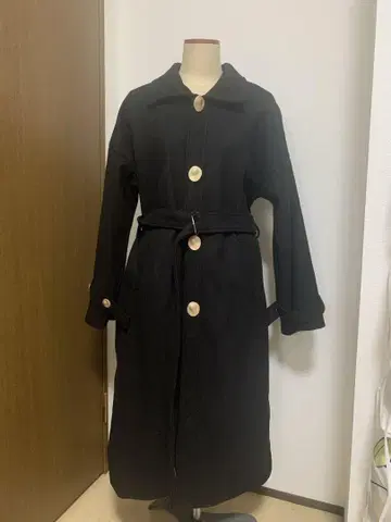 블랙 버튼이 달린 롱 코트