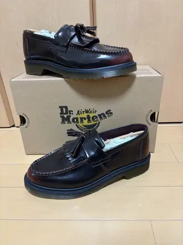 Dr. Martens 태슬 로퍼