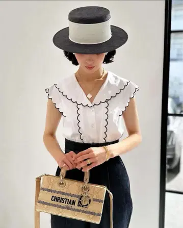 SEVENTEN 오픈 네크라인 스칼롭 블라우스