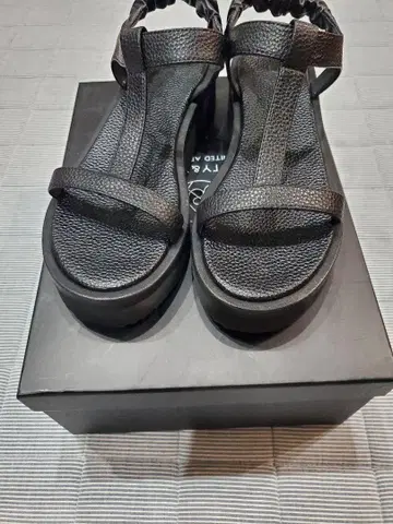 37 T 스트랩 플랫폼 샌들 블랙