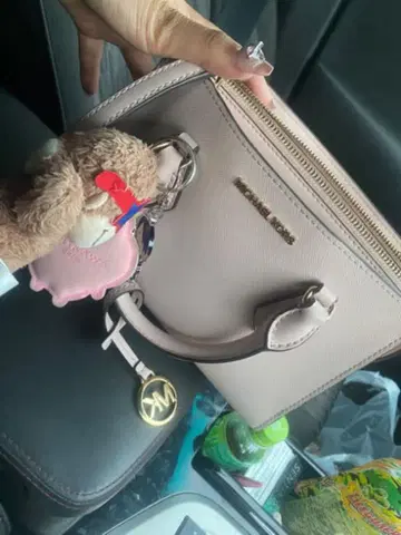 마이클코어스 베이지 핸드백