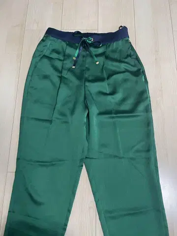 그린 새틴 팬츠 네이비 허리