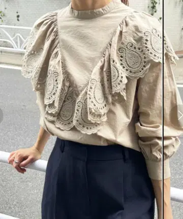 스픽 앤 스팬 프릴 블라우스