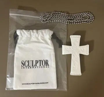 Sculptor Cross Leather Strap Wallet 화이트
