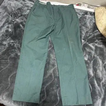 카키 팬츠