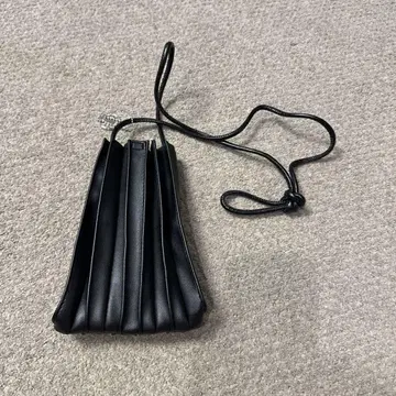 블랙 플리츠 숄더백