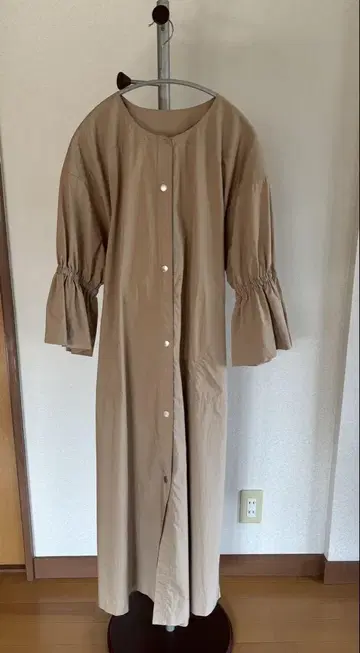 베이지 버튼이 달린 롱 셔츠 원피스