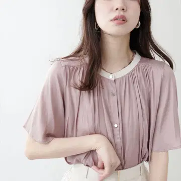 내추럴 꾸뛰르 드레이프감 새틴 플레어 소매 개더 블라우스 핑크 베이지