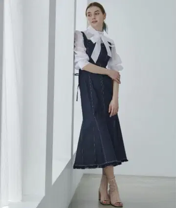 AND COUTURE 밑단 프린지 백 레이스업 데님 원피스