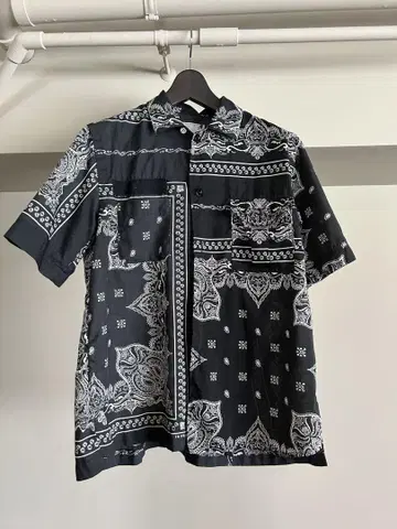 Sacai 페이즐리 반팔 셔츠 19-01912M 블랙