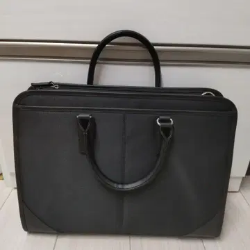 숄더가 있는 블랙 비즈니스 백