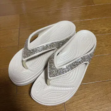새상품급 Crocs 샌들 글리터 플립플랍 베이지 23cm