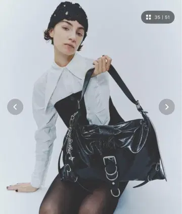 패턴트 레더 미디엄 숄더 백 블랙 숄더백 금장 장식