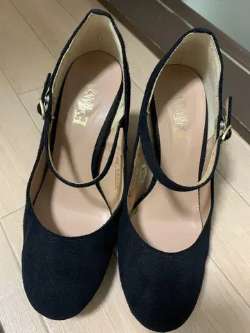 블랙 스웨이드 스트랩 하이힐