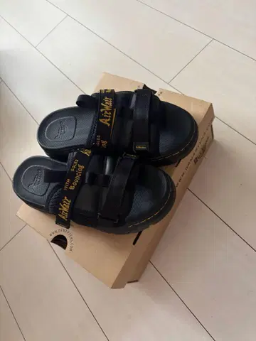 Dr. Martens 샌들 블랙