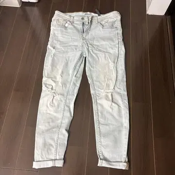 라이트 블루 데미지 슬림 핏 데님 팬츠