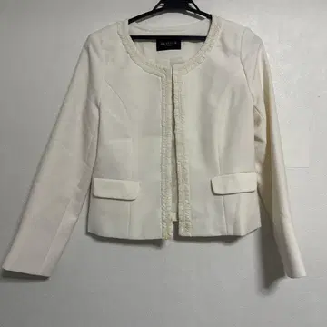 화이트 노카라 자켓 프릴 장식