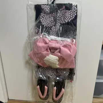 블랙과 핑크의 꽃무늬 유카타, 오비, 일본 나막신 세트