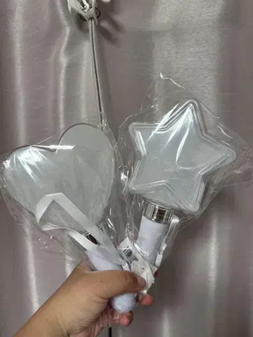 하트 모양과 별 모양의 응원봉