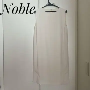 Noble 슬리브리스 무릎 기장 원피스 화이트
