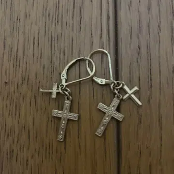 실버 크로스 모티브 귀걸이