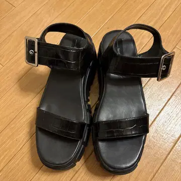 통굽 샌들 블랙 색상 가죽