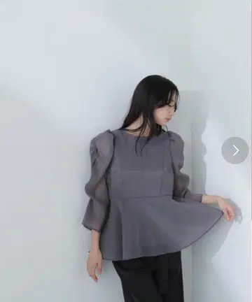 내추럴 뷰티 베이직 시어 페플럼 블라우스 차콜 그레이