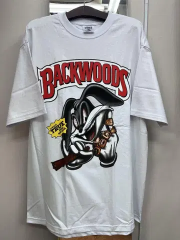BACKWOODS 캐릭터 그래픽 티셔츠