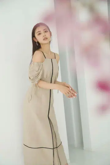 릴리 브라운 퍼프 슬리브 라인 원피스