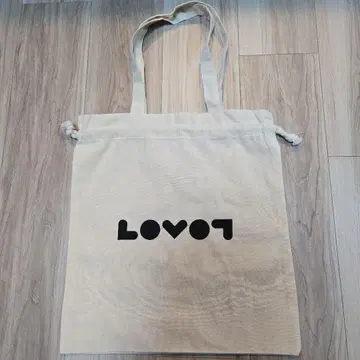 LOVOT 로고가 들어간 에코백