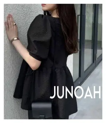 새상품 JUNOAH 부푼 자카드 페플럼 블라우스 블랙