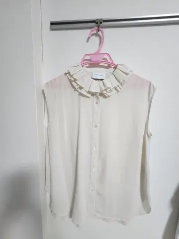 UNITED ARROWS 프릴 넥 슬리브리스 셔츠 아이보리