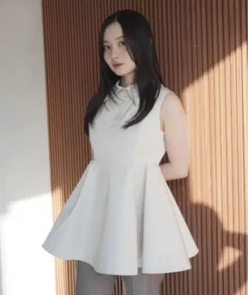 eimy 허리 절개 셔츠 칼라 플레어 TOPS