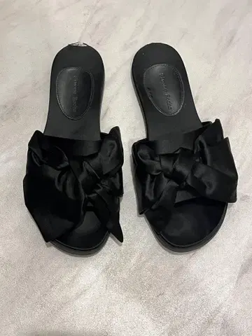 리본 포함 블랙 플랫 샌들 시모네 로샤