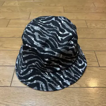 제브라 패턴 버킷 햇 블랙과 화이트