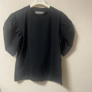 J&M Davidson 개더 퍼프 슬리브 티셔츠 블랙