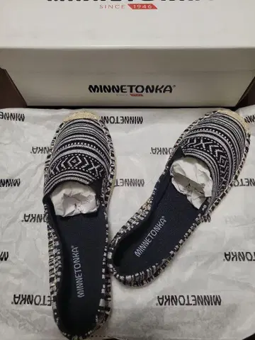 MINNETONKA PAM 블랙 7M 슬립온