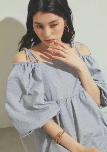 스트라이프 패턴 2WAY 오프숄더 블라우스