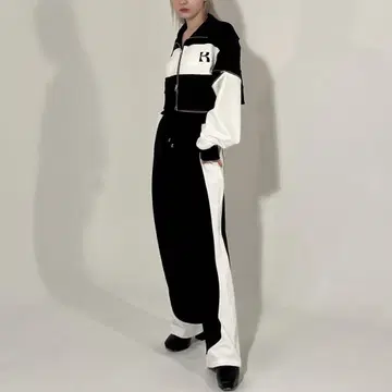 클럽 K 로고가 새겨진 저지