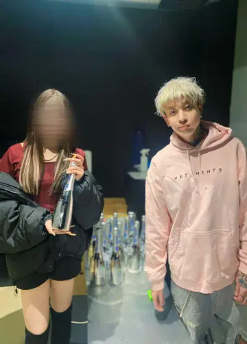 t-Ace 팬클럽 굿츠 사인 포함 샴페인