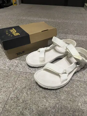 TEVA 샌들 화이트