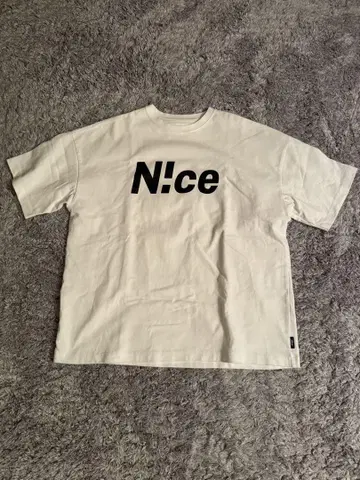 N!ce 화이트 티셔츠